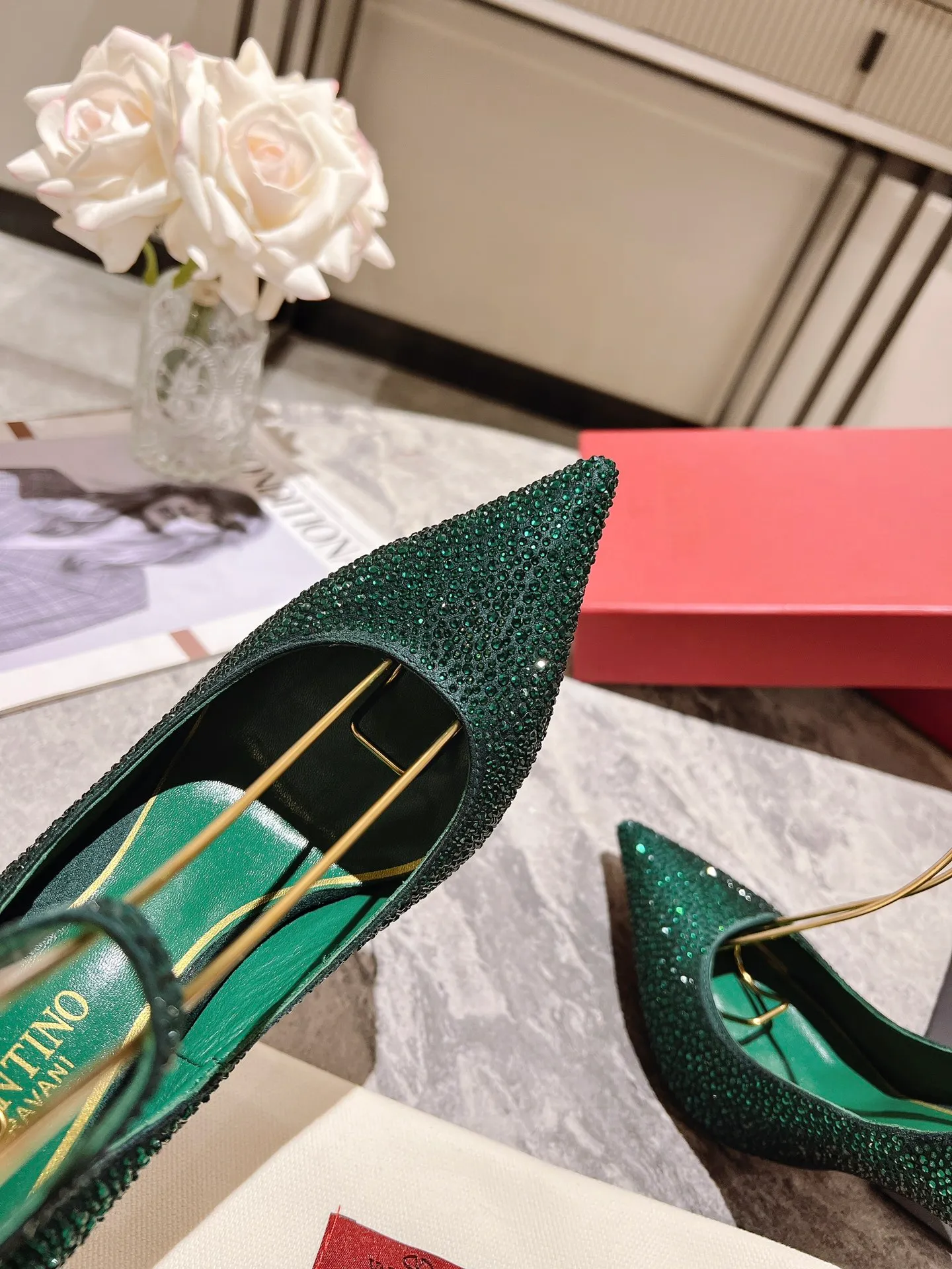 👟👟Ex-factory price 500👟👟 Genuine leather sole +40 Top version 𝑉𝐴𝐿𝐸𝑁𝑇𝐼𝑁𝑂 Valentino new spring and summer women's 6⃣️color "Czech Diamond💎" full diamond shoes The unique [V’s handcrafted diamond production] brings out a full sense of high-end, and the new season will live up to expectations! Worth buying★Absolutely high-grade❥Original method, Absolutely sensual❥Elegant style, creating a different feeling, simple and elegant style!  Code number: 35-41 (34-42 customized, non-returnable) Lining: Sheepskin lining Heel height: 10cm Leather outsole Rubber outsole